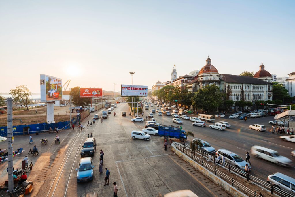 Czy reklama tradycyjna nadal działa? Rola offline w nowoczesnym marketingu Reklama tradycyjna w przestrzeni miejskiej – billboardy przy ruchliwej ulicy, outdoor i marketing zewnętrzny