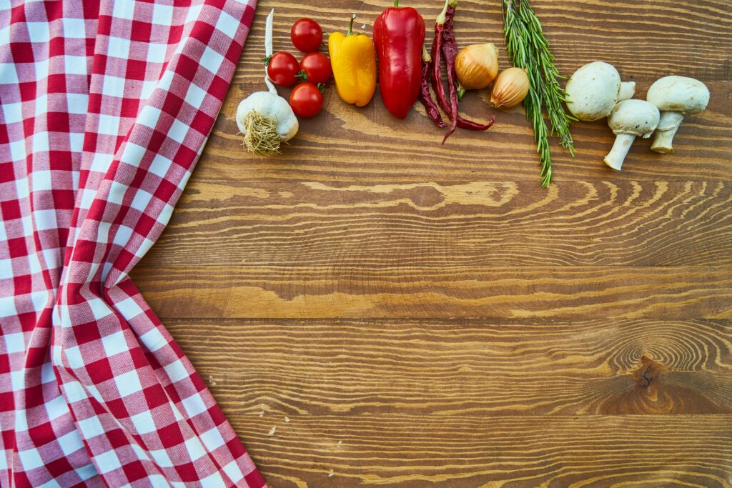 Marketing gastronomii – świeże składniki i estetyczna prezentacja potraw na drewnianym stole.