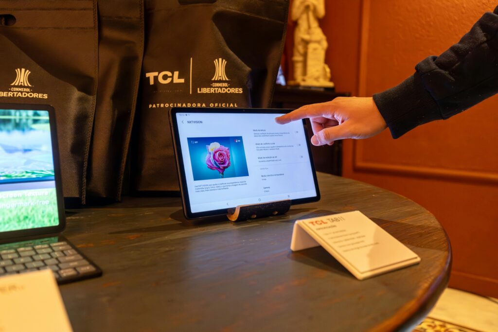 Prezentacja treści sponsorowanych na tablecie, ilustrująca działania sponsorowane jako element marketingu partnerskiego i promocji marki.