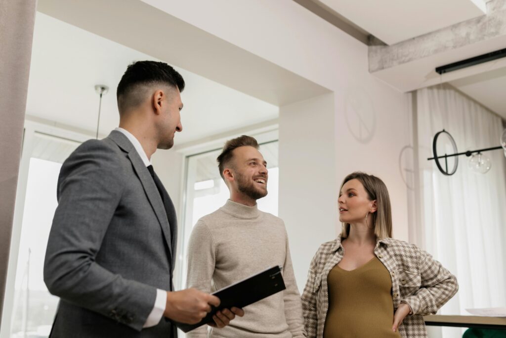 Kampania Leadowa – Klucz do Skutecznego Pozyskiwania Klientów Kampania leadowa – rozmowa sprzedażowa z klientami w biurze jako element pozyskiwania leadów biznesowych.