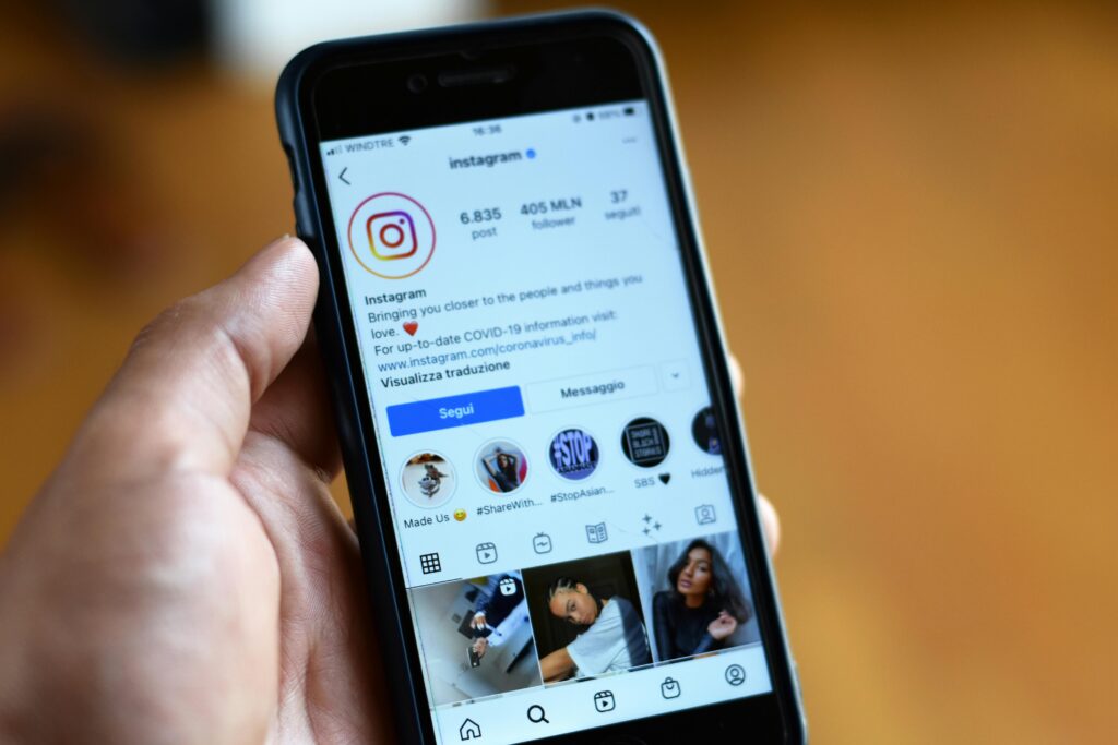 Cross Channel: Klucz do Sukcesu w Nowoczesnym Marketingu Smartfon z aplikacją Instagram na ekranie – cross channel marketing, integracja kanałów komunikacji i promocja marki w mediach społecznościowych.